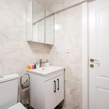 Spacious Flat W Balcony 4 Min To Kadikoy Square * Istanbul