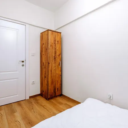 Spacious Flat W Balcony 4 Min To Kadikoy Square *