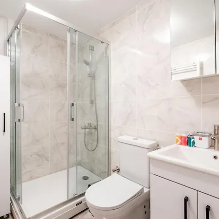 Spacious Flat W Balcony 4 Min To Kadikoy Square