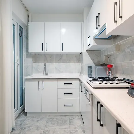 Spacious Flat W Balcony 4 Min To Kadikoy Square Apartment *