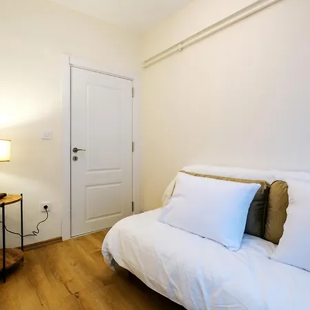 Spacious Flat W Balcony 4 Min To Kadikoy Square