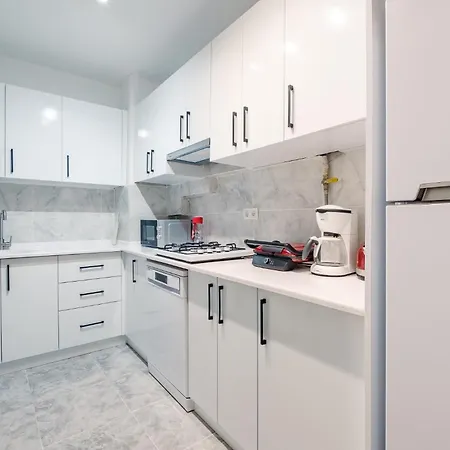 Spacious Flat W Balcony 4 Min To Kadikoy Square