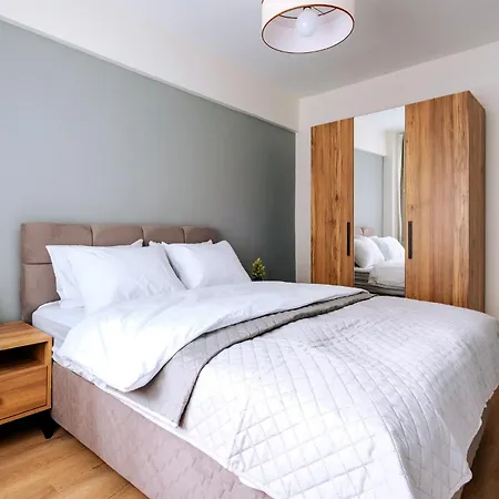 Spacious Flat W Balcony 4 Min To Kadikoy Square *