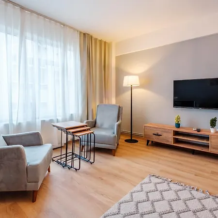 Spacious Flat W Balcony 4 Min To Kadikoy Square Apartment